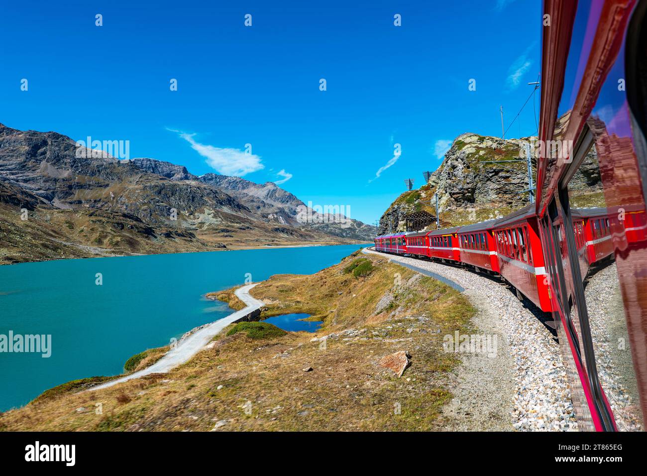 Der rote Berninazug in den Schweizer alpen Stockfoto