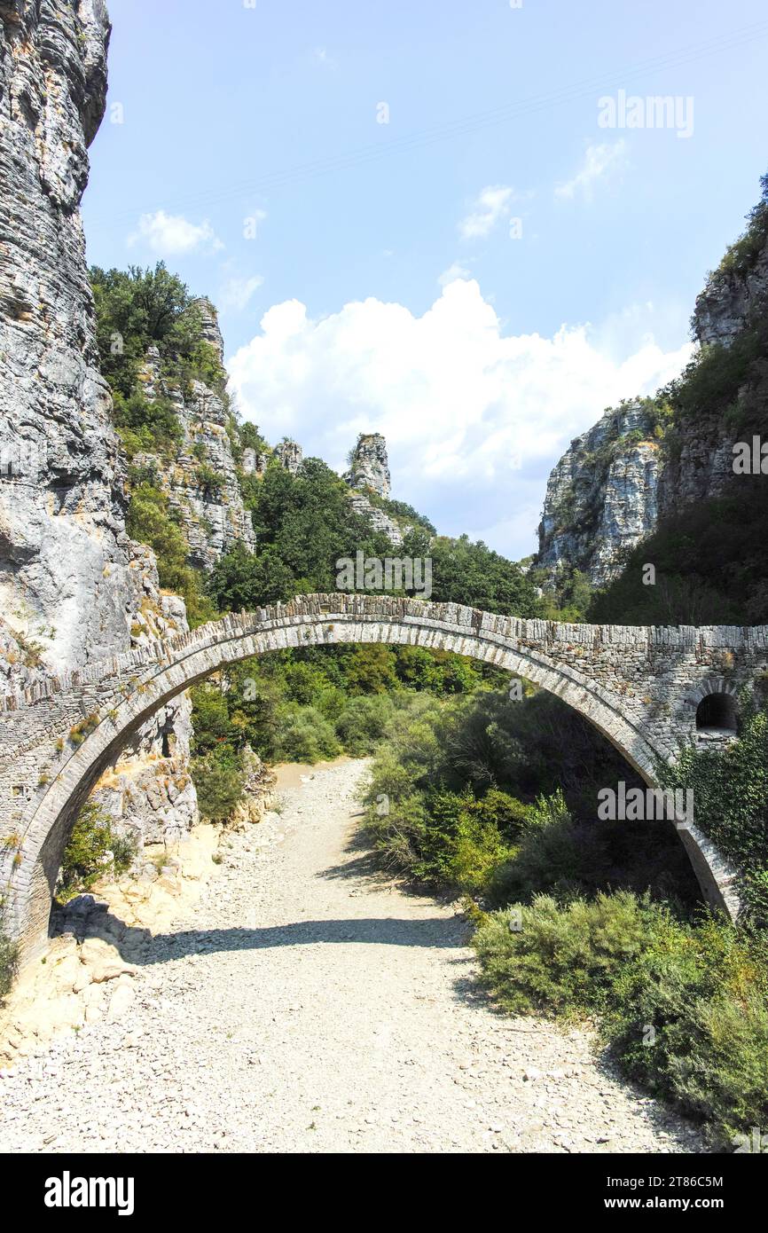 Herrlicher Blick auf die Steinbrücke Kokkorou in den Pindus-Bergen, Zagori, Epirus, Griechenland Stockfoto