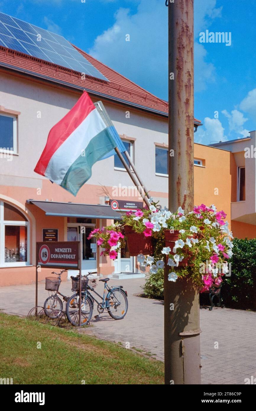 Außenseite eines von der ungarischen Regierung zugelassenen und lizenzierten Ladens für den Verkauf von Tabakerzeugnissen mit ungarischer Staatsflagge im Kreis zala ungarn Stockfoto Außenseite eines von der ungarischen Regierung zugelassenen und lizenzierten Ladens für den Verkauf von Tabakerzeugnissen mit ungarischer Staatsflagge im Kreis zala ungarn Stockfoto
