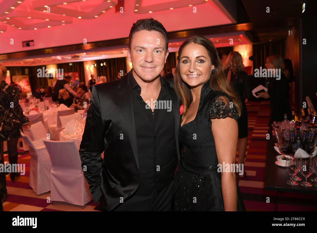 München, Deutschland. November 2023. Stefan Mross (l), Sänger, und seine Freundin Eva Luginger nehmen am Wohltätigkeitsessen 'Together for Children' im Hotel 'Kempinski vier Jahreszeiten' Teil. Quelle: Felix Hörhager/dpa/Alamy Live News Stockfoto München, Deutschland. November 2023. Stefan Mross (l), Sänger, und seine Freundin Eva Luginger nehmen am Wohltätigkeitsessen 'Together for Children' im Hotel 'Kempinski vier Jahreszeiten' Teil. Quelle: Felix Hörhager/dpa/Alamy Live News Stockfoto