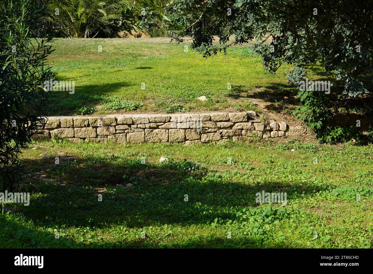 Die antike Stätte von Platons Akademie. Alte Steinmauer im Park Stockfoto