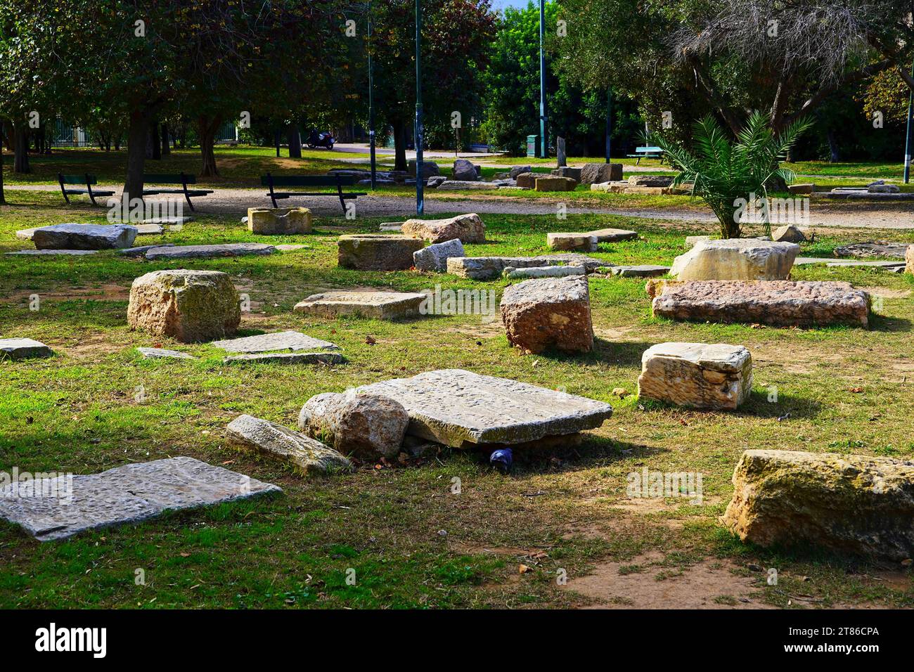 Die antike Stätte von Platons Akademie. Alte Steine im Park Stockfoto