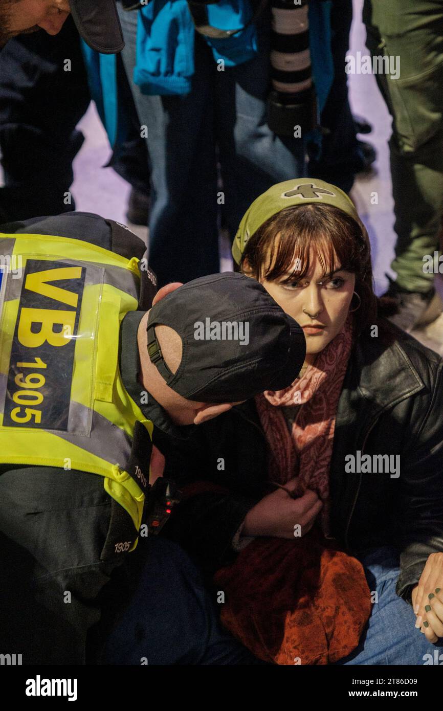 Pro-palästinensische Demonstranten sitzen wieder in der Waterloo Station, was zu 5 Festnahmen von Demonstranten während des Sit-in führt. London, Vereinigtes Königreich, 18/11/2023 Ehimetalor Unuabona Stockfoto