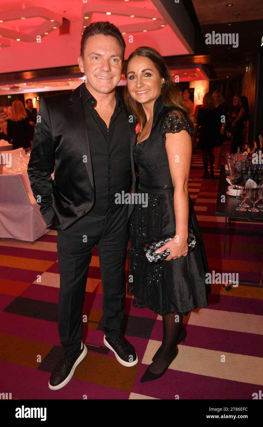 München, Deutschland. November 2023. Stefan Mross (l), Sänger, und seine Freundin Eva Luginger nehmen am Wohltätigkeitsessen 'Together for Children' im Hotel 'Kempinski vier Jahreszeiten' Teil. Quelle: Felix Hörhager/dpa/Alamy Live News Stockfoto München, Deutschland. November 2023. Stefan Mross (l), Sänger, und seine Freundin Eva Luginger nehmen am Wohltätigkeitsessen 'Together for Children' im Hotel 'Kempinski vier Jahreszeiten' Teil. Quelle: Felix Hörhager/dpa/Alamy Live News Stockfoto