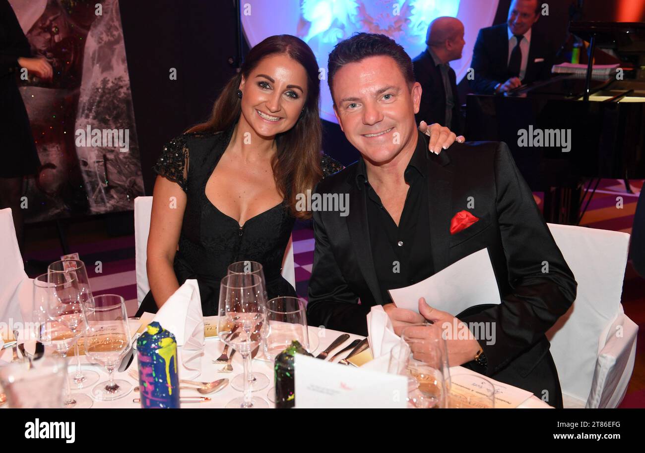 München, Deutschland. November 2023. Stefan Mross (r), Sänger, und seine Freundin Eva Luginger nehmen am Wohltätigkeitsessen 'Together for Children' im Hotel 'Kempinski vier Jahreszeiten' Teil. Quelle: Felix Hörhager/dpa/Alamy Live News Stockfoto München, Deutschland. November 2023. Stefan Mross (r), Sänger, und seine Freundin Eva Luginger nehmen am Wohltätigkeitsessen 'Together for Children' im Hotel 'Kempinski vier Jahreszeiten' Teil. Quelle: Felix Hörhager/dpa/Alamy Live News Stockfoto