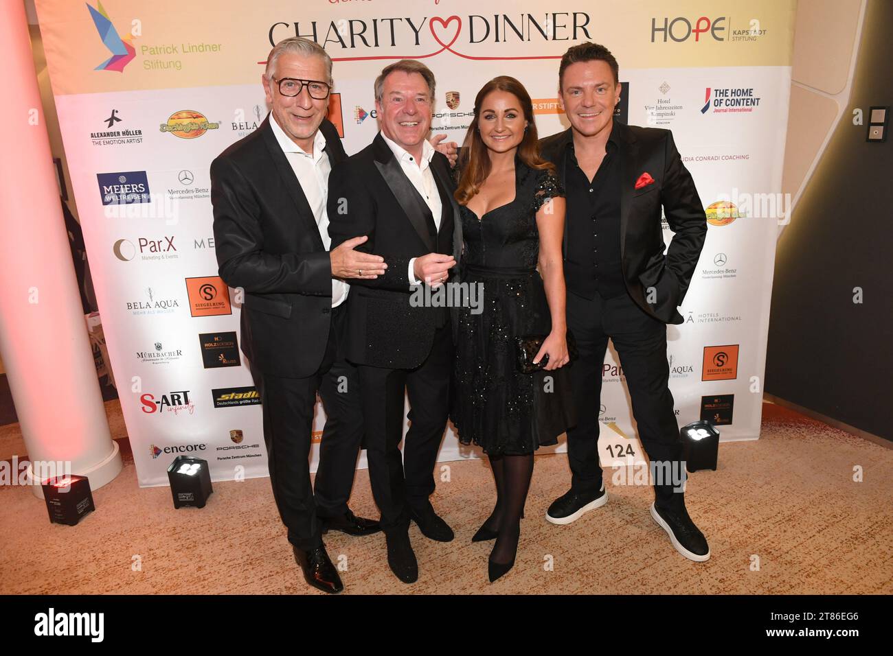 München, Deutschland. November 2023. Patrick Lindner (2. Von links), Sänger, Peter Schäfer (l), Stefan Mross (r), Sänger, und seine Freundin Eva Luginger nehmen am Wohltätigkeitsessen 'Together for Children' im Hotel 'Kempinski vier Jahreszeiten' Teil. Quelle: Felix Hörhager/dpa/Alamy Live News Stockfoto München, Deutschland. November 2023. Patrick Lindner (2. Von links), Sänger, Peter Schäfer (l), Stefan Mross (r), Sänger, und seine Freundin Eva Luginger nehmen am Wohltätigkeitsessen 'Together for Children' im Hotel 'Kempinski vier Jahreszeiten' Teil. Quelle: Felix Hörhager/dpa/Alamy Live News Stockfoto