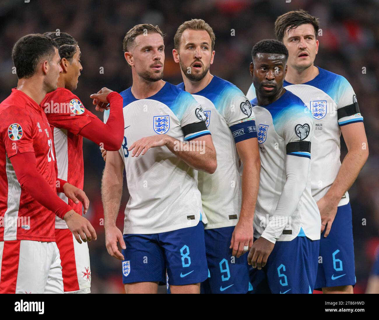 17. November 2023 – England gegen Malta – Qualifikation zur Euro 2024 – Wembley. Die Engländer Harry Kane, Harry Maguire, Marc Guehi und Jordan Henderson nehmen ihre Position vor einer englischen Ecke während der EM 2024 gegen Malta ein. Bild : Mark Pain / Alamy Live News Stockfoto