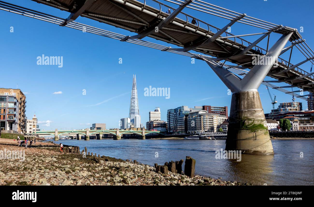 Hungerford Bridge in London Großbritannien Stockfoto