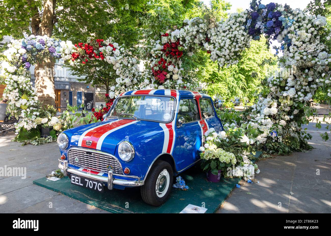 Ein Original Issigonis Mini in der Kings Road für die Chelsea Flower Show 2022 London Stockfoto