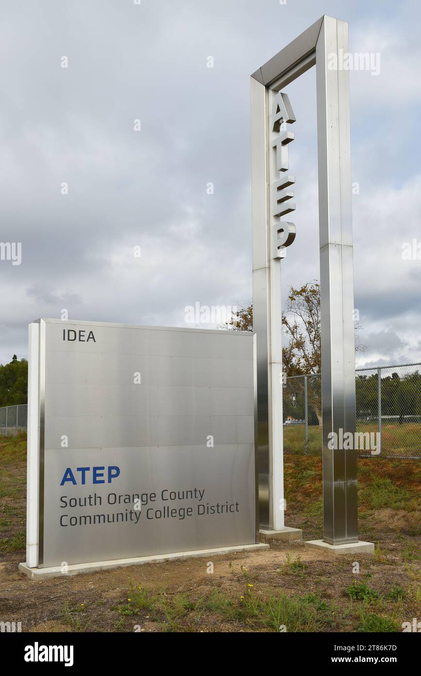 TUSTIN, KALIFORNIEN - 18. November 2023: Unterschrift im ATEP, Advanced Technology and Education Park, einem Teil des California Community Colleges Systems. Stockfoto