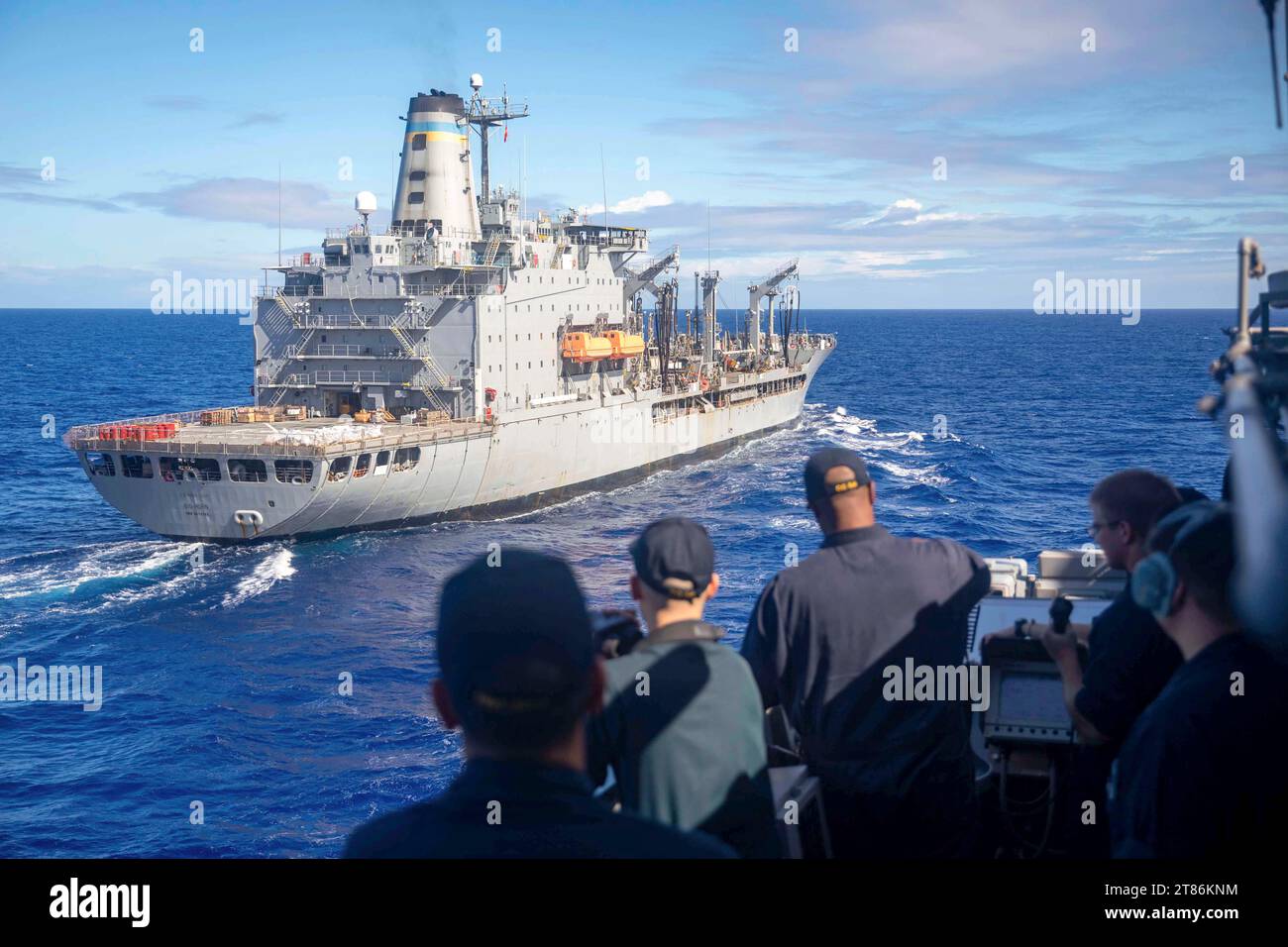 Philippinische See. November 2023. Der Lenkraketenkreuzer der Ticonderoga-Klasse USS Antietam (CG 54) nähert sich dem Flottenauffüllöler USNS Big Horn (T-AO 198) der Henry J. Kaiser-Klasse, bevor er im November in der Philippinischen See wieder aufgeladen wird. 10, 2023. Befehlshaber, Task Force 73 (CTF-73) in Abstimmung mit dem Military Sealift Command Far East (MSC FE) betankt und versorgt die entsandten Marinestreitkräfte zusammen mit regionalen Verbündeten und Partnern im Indopazifik. Antietam wird dem Befehlshaber der Task Force (CTF) 70 zugewiesen und wird nach Yokosuka, Japan, zur Unterstützung eines freien und offenen Eingangs eingesetzt Stockfoto