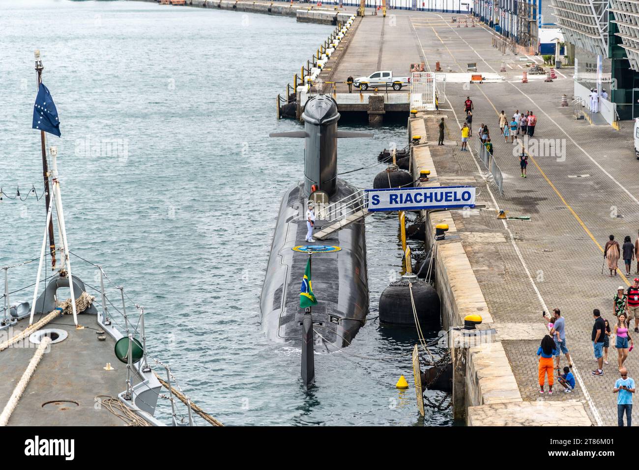 Salvador, Bahia, Brasilien - 08. Oktober 2023: Blick auf das U-Boot Riachuelo S40 von der brasilianischen Marine, das für öffentliche Besuche im Hafen vor Anker liegt Stockfoto