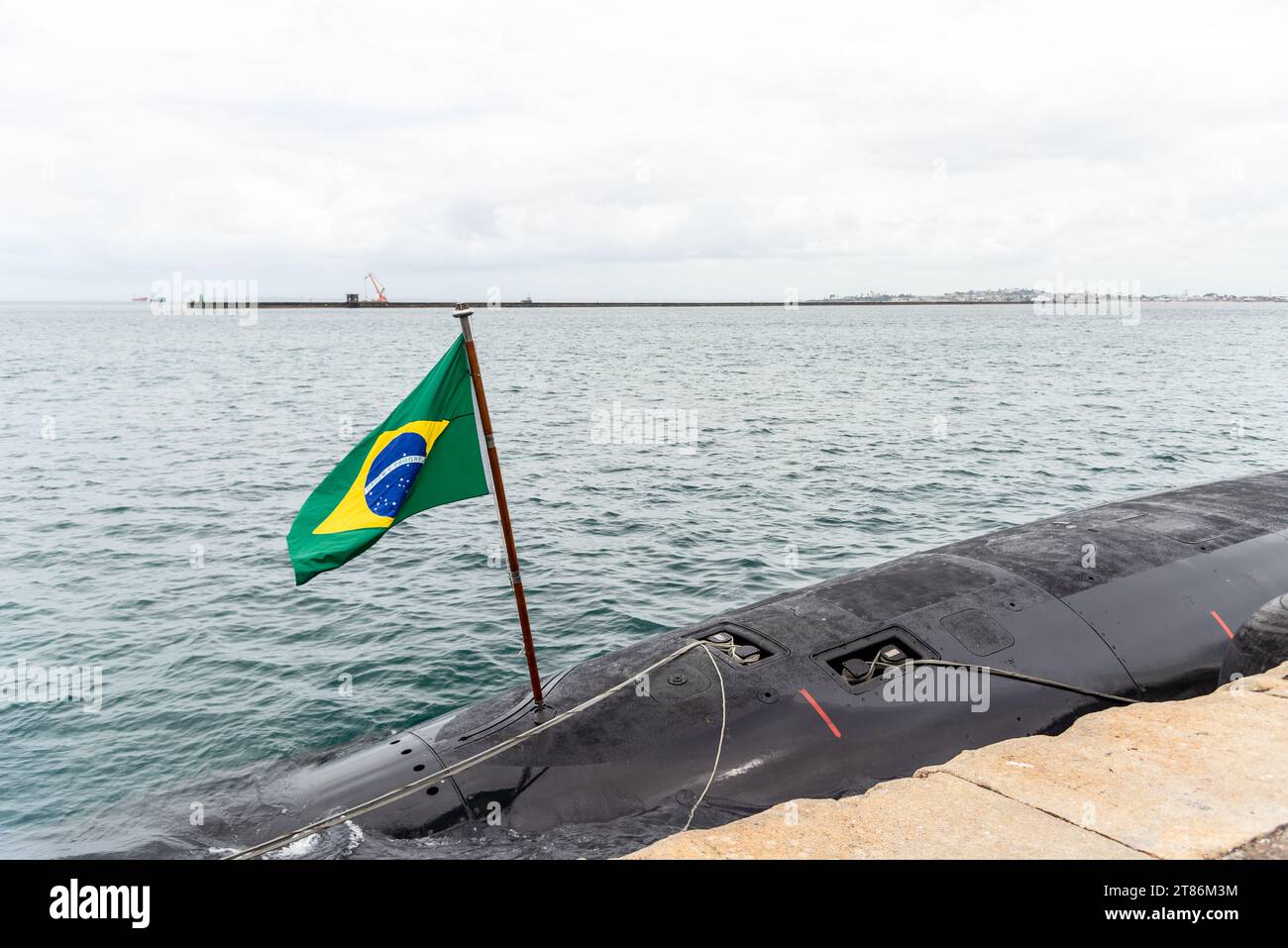 Salvador, Bahia, Brasilien - 08. Oktober 2023: Blick auf das U-Boot Riachuelo S40 von der brasilianischen Marine, das für öffentliche Besuche im Hafen vor Anker liegt Stockfoto