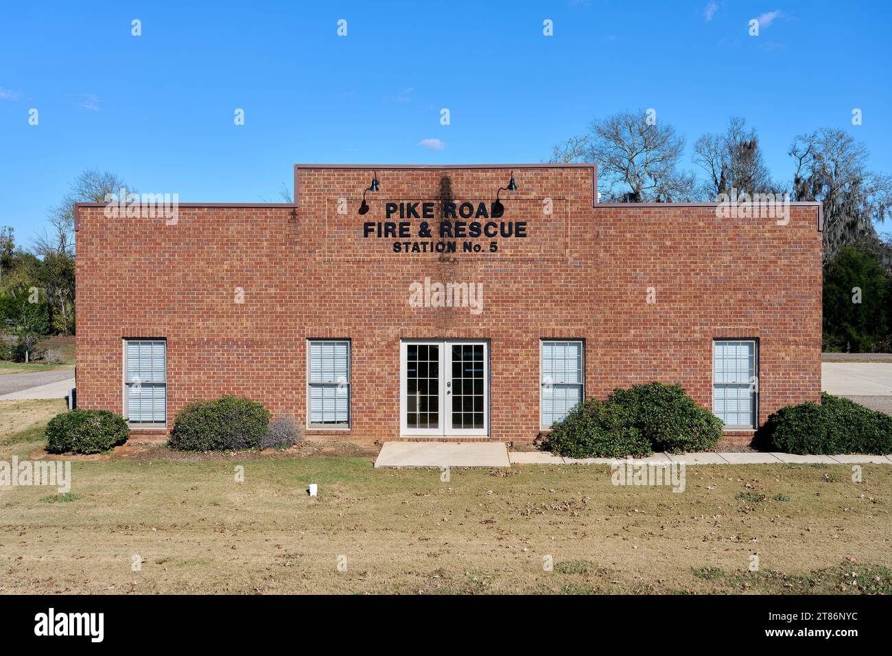 Freiwillige Feuerwehr-Station Gebäude außen oder kleine Feuerwache im ländlichen Alabama, USA. Stockfoto