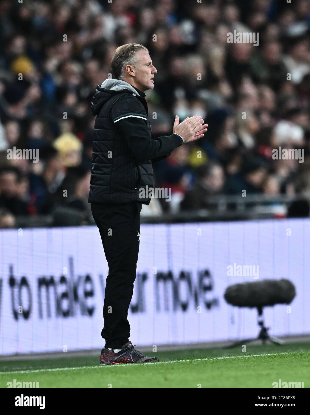 LONDON, ENGLAND 17. November Michele Marcolini Trainer von Malta