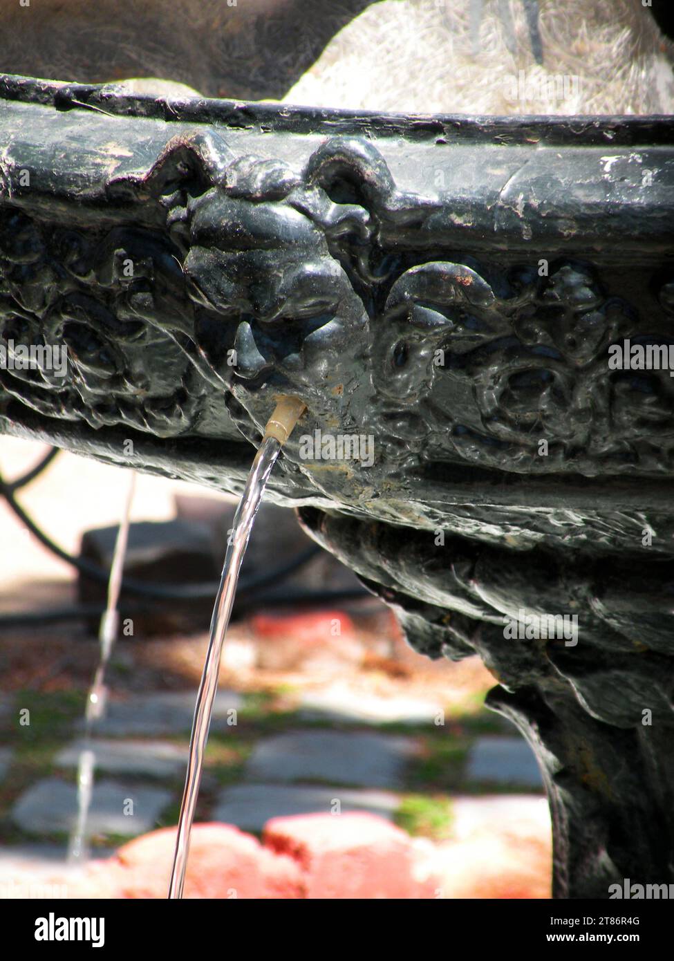 Detail des alten Wasserbrunnens mit ausdrucksstarkem Gesicht Stockfoto