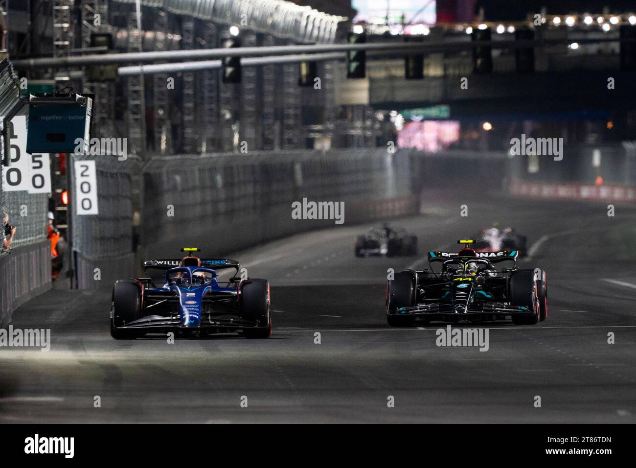 Las Vegas, Usa. November 2023. Der US-amerikanische Formel-1-Pilot Logan Sargeant von Williams Racing und der britische Formel-1-Pilot Lewis Hamilton von Mercedes-AMG Petronas in Aktion während des dritten freien Trainings des Formel-1-Grand Prix von Las Vegas auf dem Las Vegas Strip Circuit am Freitag, den 17. November 2023. Foto: Greg Nash/UPI Credit: UPI/Alamy Live News Stockfoto