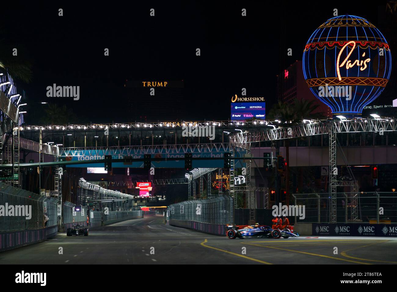 Las Vegas, Usa. November 2023. Der britische Formel-1-Pilot George Russell von Mercedes-AMG Petronas und der amerikanische Formel-1-Pilot Logan Sargeant von Williams Racing in Aktion während des dritten freien Trainings des Formel-1-Grand Prix von Las Vegas auf dem Las Vegas Strip Circuit am Freitag, den 17. November 2023. Foto: Greg Nash/UPI Credit: UPI/Alamy Live News Stockfoto