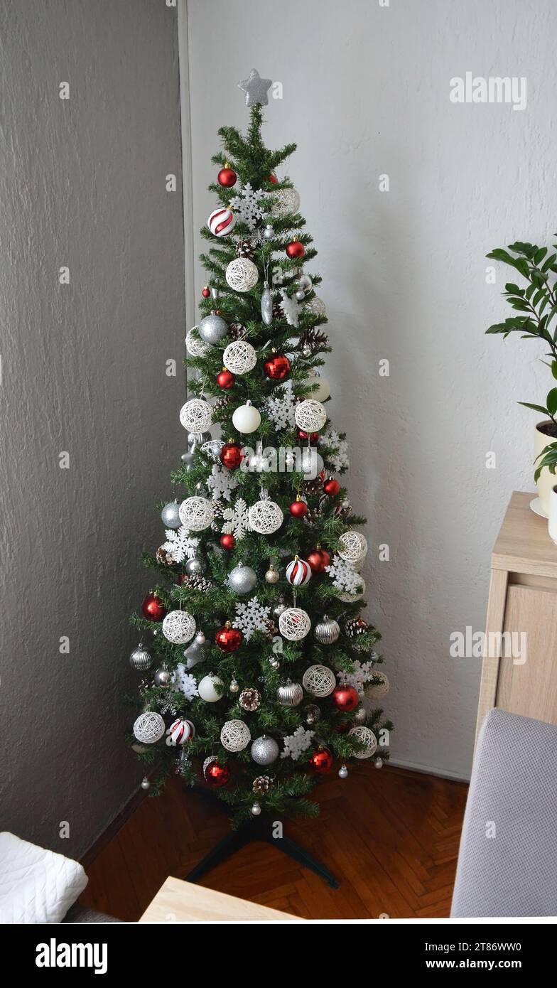 Weihnachtsbaum in der Ecke des Zimmers Stockfoto