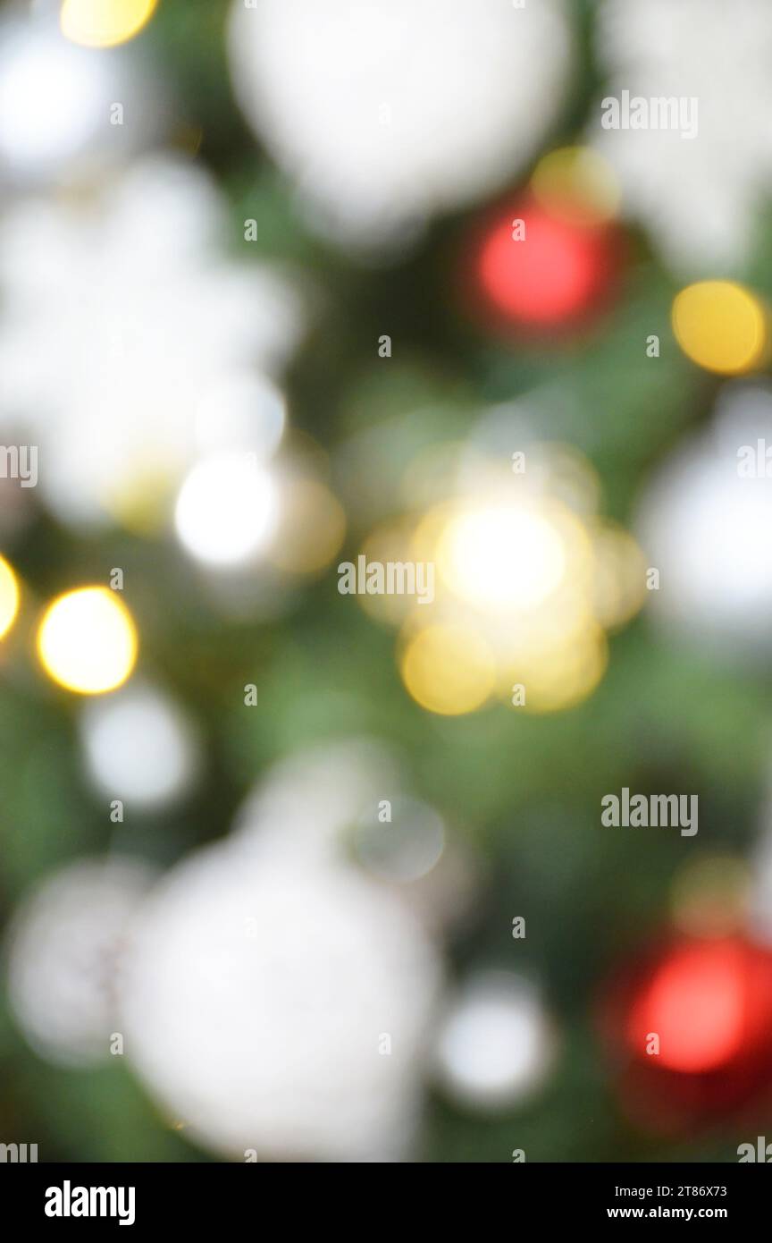 Abstrakter verschwommener Weihnachtshintergrund. Verschwommene Weihnachtsbeleuchtung und Dekoration. Stockfoto