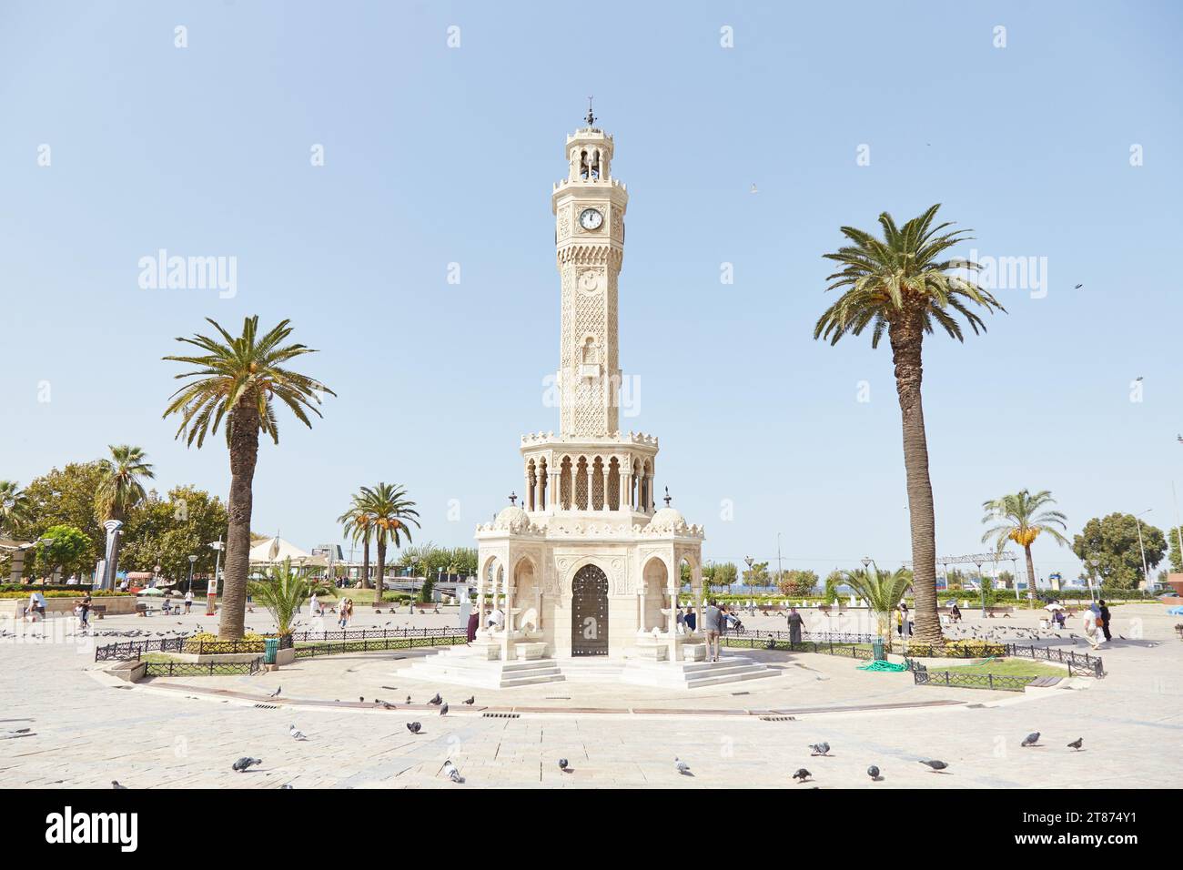 Izmirs Uhrenturm, lokal bekannt als Saat Kulesi, befindet sich auf dem Konak-Platz Stockfoto