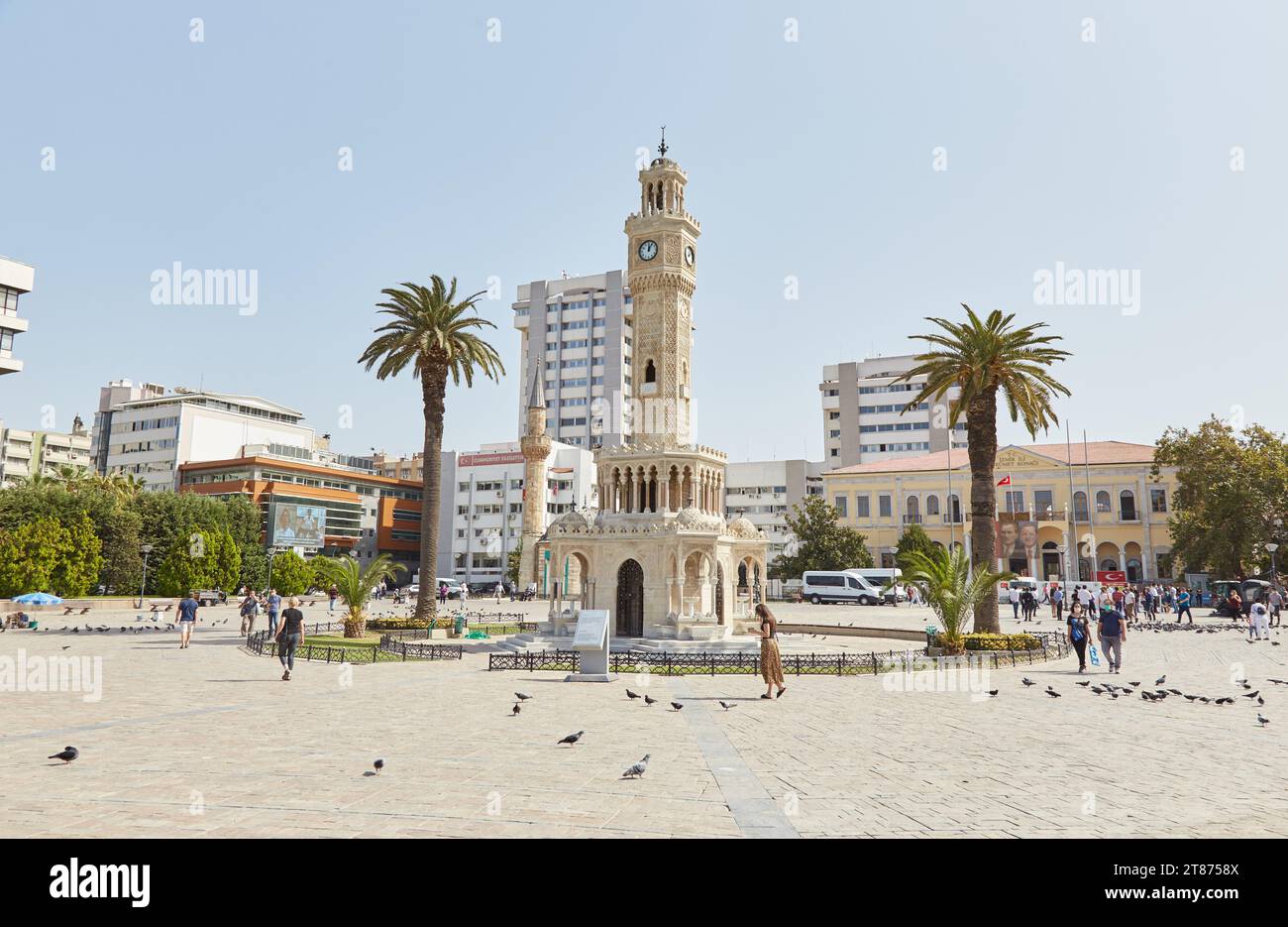 Izmirs Uhrenturm, lokal bekannt als Saat Kulesi, befindet sich auf dem Konak-Platz Stockfoto