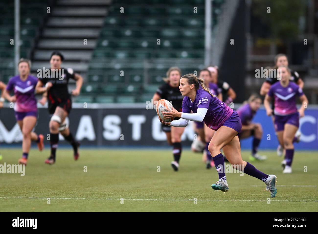 Georgina Tasker aus Loughborough Lightning bereitet sich darauf vor, den Ball während des Women's Allianz Premier 15s-Spiels zwischen Saracens Women und Loughborough Lightining im StoneX Stadium in London am 18. November 2023 zu passieren. Foto von Phil Hutchinson. Nur redaktionelle Verwendung, Lizenz für kommerzielle Nutzung erforderlich. Keine Verwendung bei Wetten, Spielen oder Publikationen eines einzelnen Clubs/einer Liga/eines Spielers. Quelle: UK Sports Pics Ltd/Alamy Live News Stockfoto