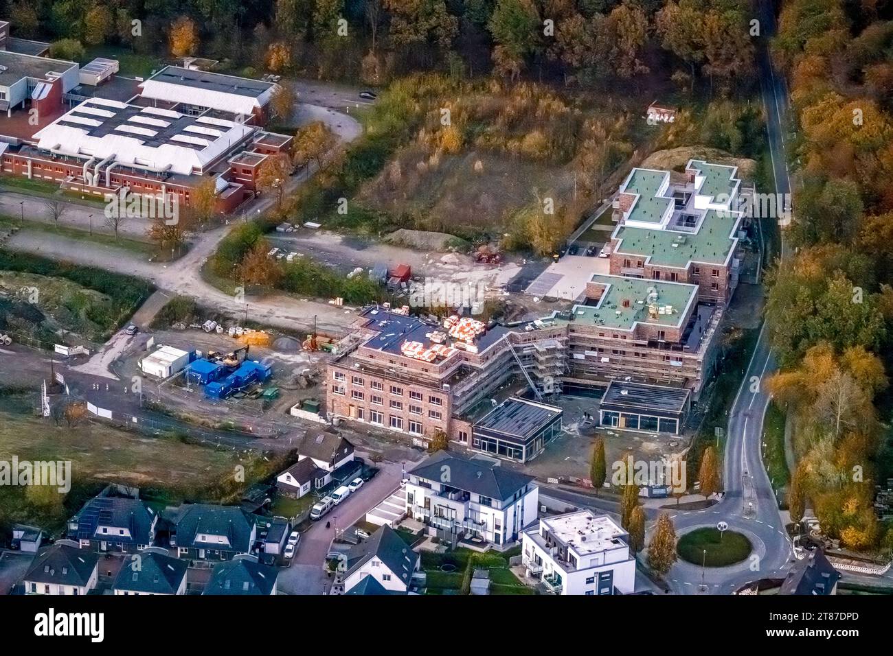 Luftbild, Baustelle auf dem ehemaligen Bergwerk Grimberg 3/4 Gelände, umgeben von herbstlichen Laubbäumen, Baustelle mit Neubau Gesundheitszentrum und wohnvoll Village-Einrichtung für betreutes Wohnen, Weddinghofen, Bergkamen, Ruhrgebiet, Nordrhein-Westfalen, Deutschland ACHTUNGxMINDESTHONORARx60xEURO *** Luftansicht, Baustelle auf dem ehemaligen Grimberg 3 4, umgeben von herbstlichen Laubbäumen, Baustelle mit neuem Gesundheitszentrum und Wohndorfanlage für betreutes Wohnen, Weddinghofen, Bergkamen, Ruhrgebiet, Nordrhein-Westfalen, Deutschland ACHTUNGxMINDESTHONORA Stockfoto