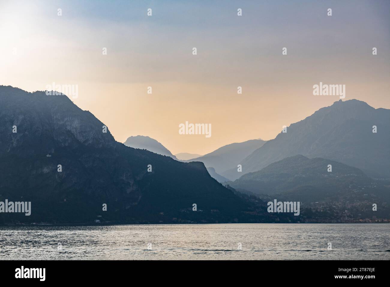 Comer See Monte Crocione Hafen und Küste zur blauen Stunde, Italien Stockfoto