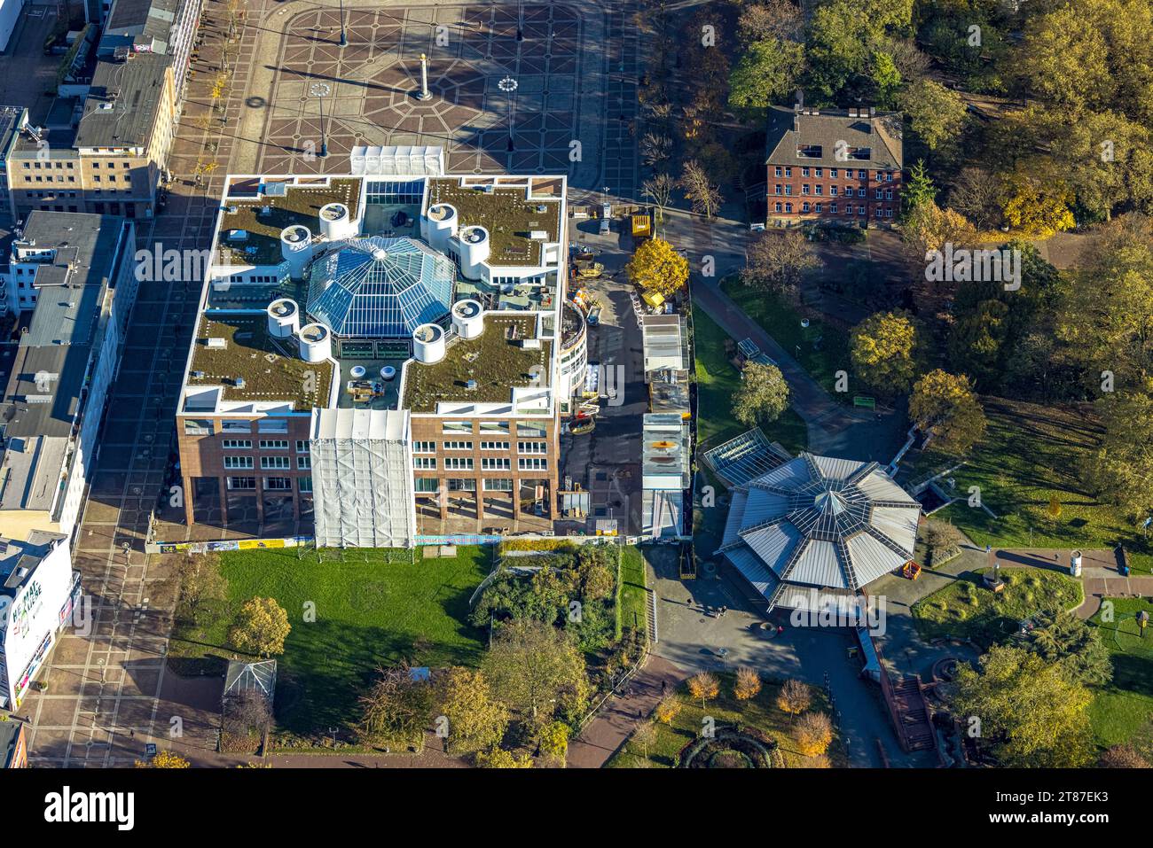 Luftbild, Rathaus Stadtverwaltung Gebäude am Friedensplatz mit Baustelle und Renovierung, Stadtgarten Dortmund mit herbstlichen Laubbäumen und rundem Pavillon Eingang zur U-Bahn, City, Dortmund, Ruhrgebiet, Nordrhein-Westfalen, Deutschland ACHTUNGxMINDESTHONORARx60xEURO *** Luftansicht, Rathaus Stadtregierung Friedensplatz mit Baustelle und Renovierung, Stadtgarten Dortmund mit herbstlichen Laubbäumen und rundem Pavillon Eingang zur U-Bahn, City, Dortmund, Ruhrgebiet, Nordrhein-Westfalen, Deutschland ACHTUNGxMINDESTHONORARx60xEURO Credit: Imago/Alamy Live News Stockfoto
