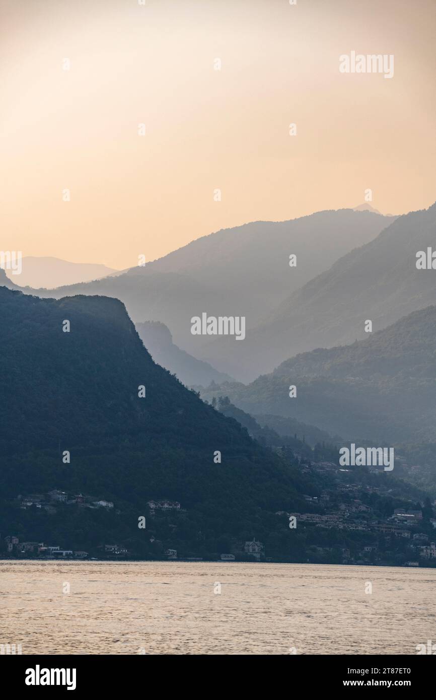 Comer See Monte Crocione Hafen und Küste zur blauen Stunde, Italien Stockfoto