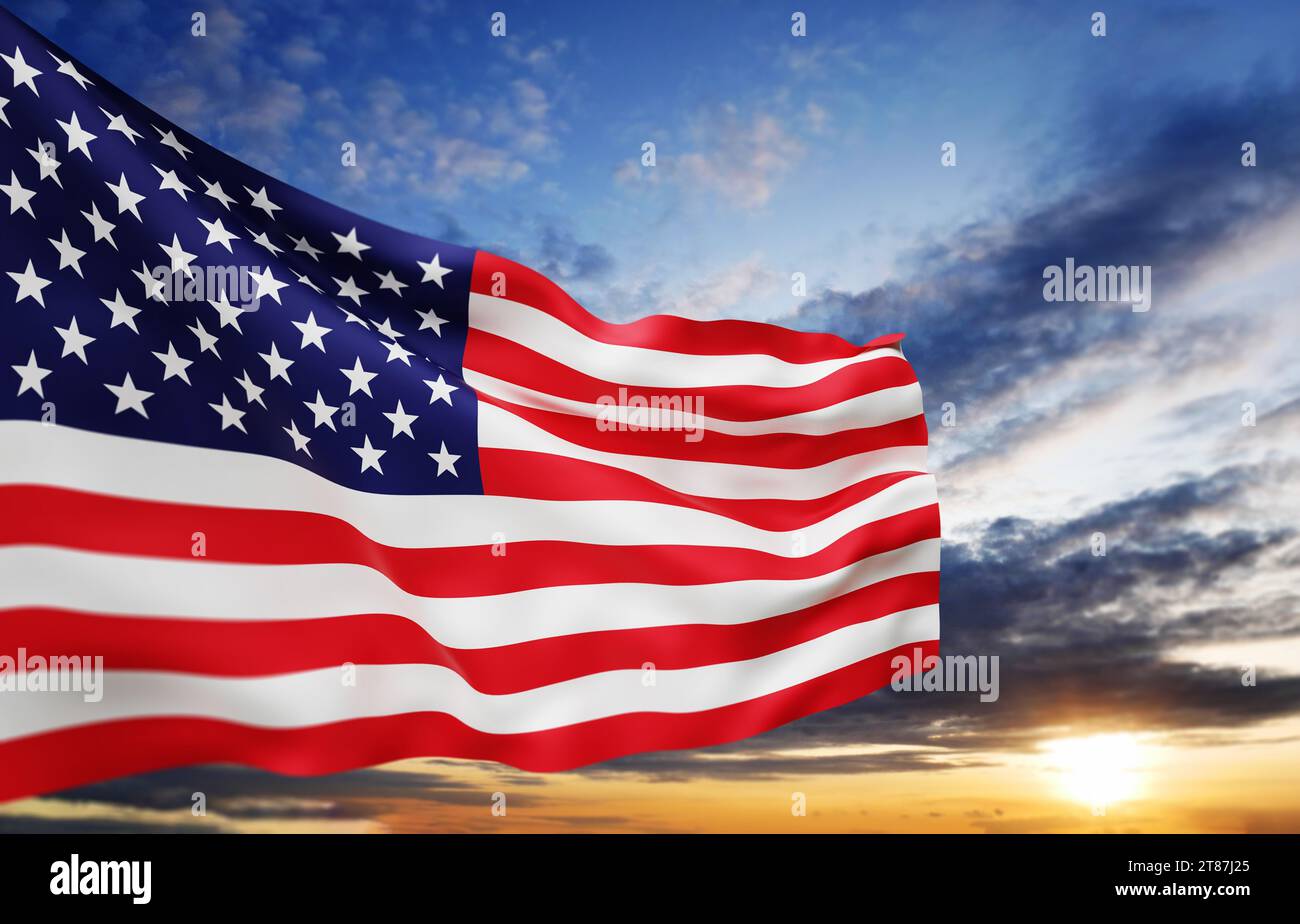 Amerikanische Flagge über dem Hintergrund des Sonnenhimmels. Veteranentag-Bannerumschlag mit Kopierraum. USA windige Flagge Feiertagshintergrund. Stockfoto