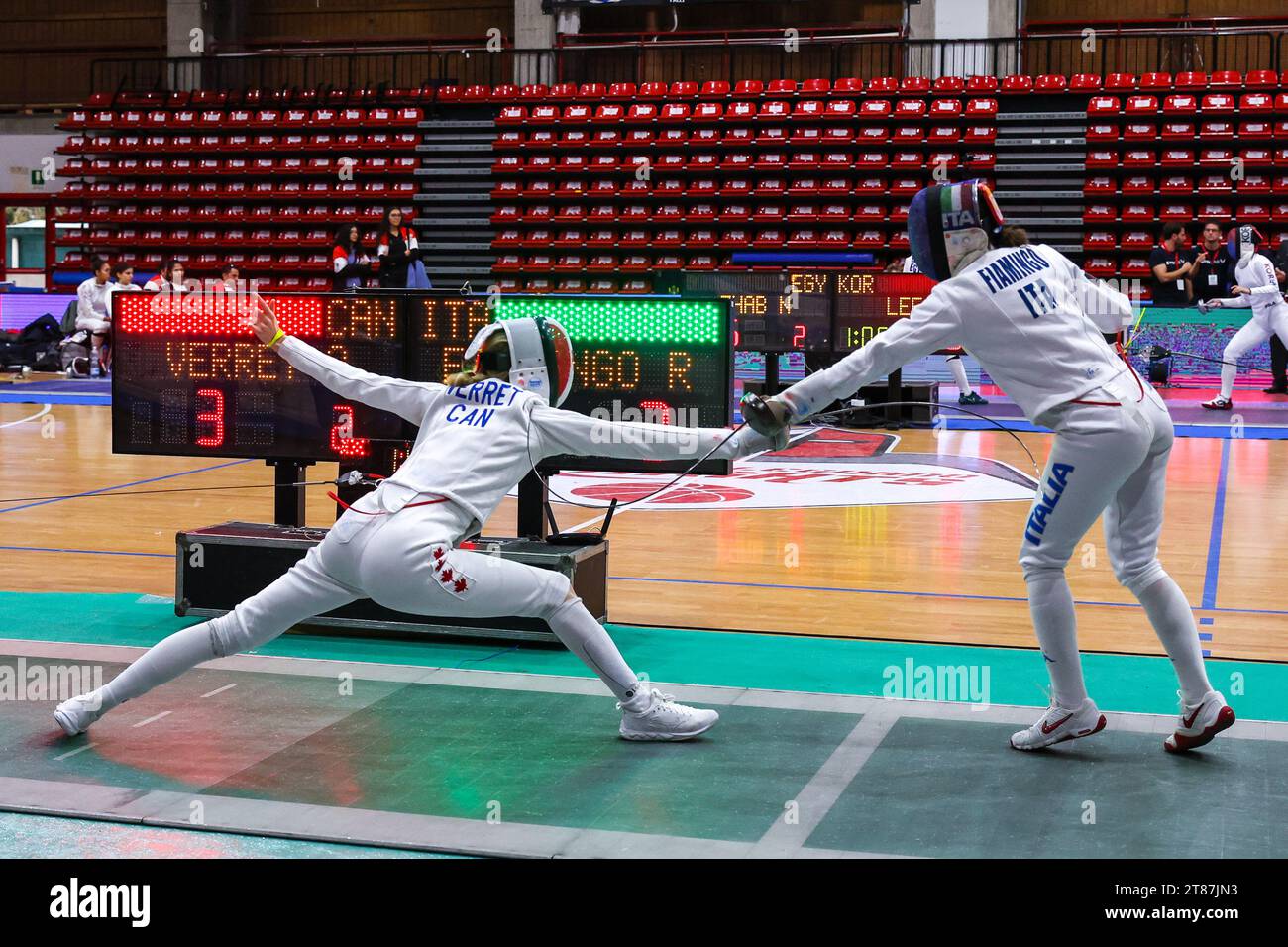 Legnano, Italien. November 2023. Verret Alexanne (CAN) (L) tritt gegen Fiamingo Rossella (ITA) (R) während der Weltmeisterschaft Legnano ITA 2023 Trofeo Carroccio in Palaborsani an. (Foto: Fabrizio Carabelli/SOPA Images/SIPA USA) Credit: SIPA USA/Alamy Live News Stockfoto