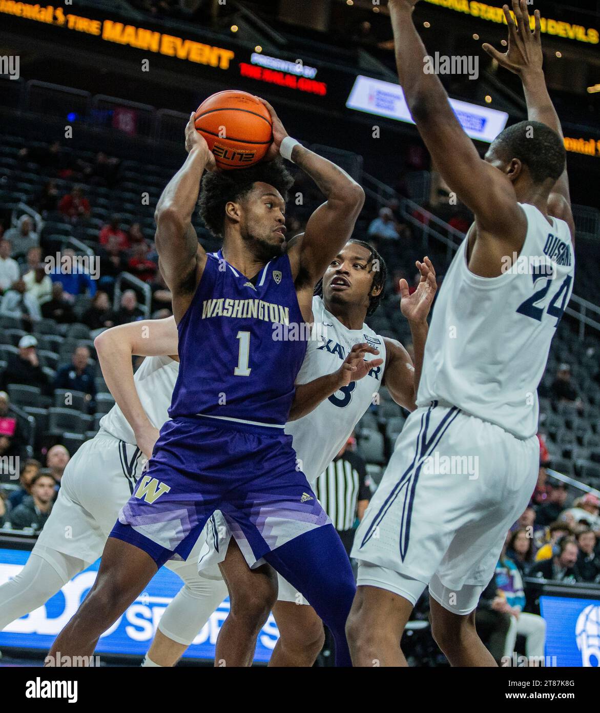 17. November 2023 Las Vegas, NV U.S.A. Washington Stürmer Keion Brooks Jr. (1) will den Ball während des NCAA Men's Basketball Continental Tire Main Event Game 2 zwischen Xavier Musketeers und den Washington Huskies passieren. Washington schlug Xavier 74-71 in der T Mobile Arena Las Vegas, NV. Thurman James/CSM Stockfoto