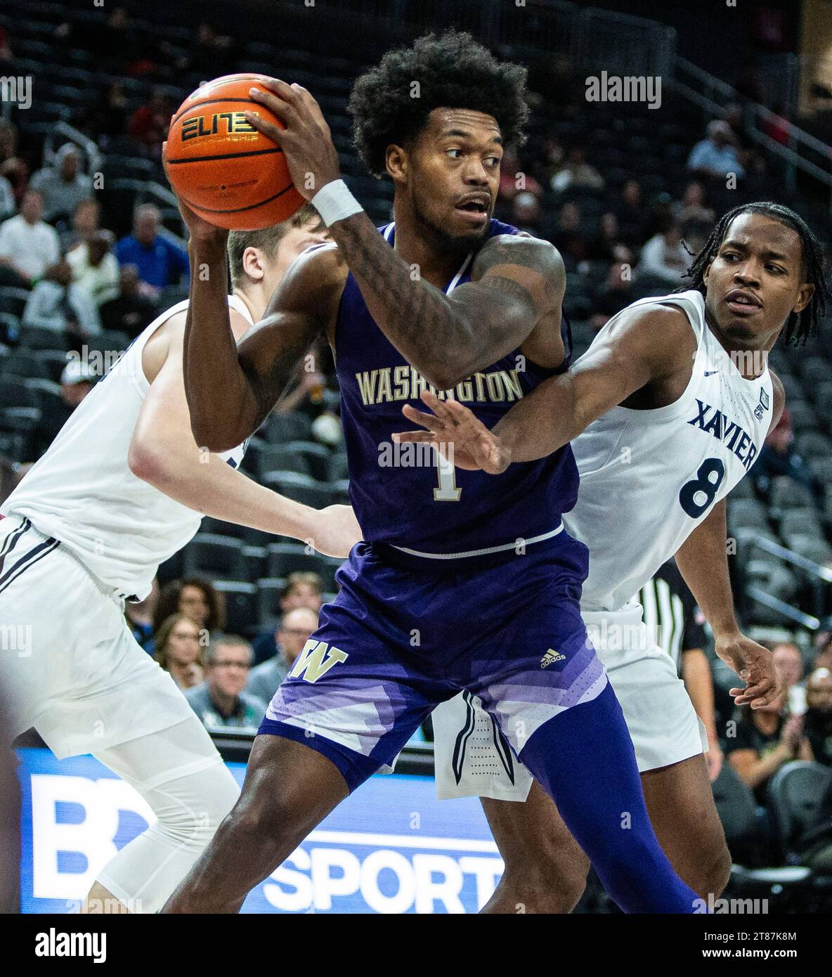 17. November 2023 Las Vegas, NV U.S.A. Washington Stürmer Keion Brooks Jr. (1) will den Ball während des NCAA Men's Basketball Continental Tire Main Event Game 2 zwischen Xavier Musketeers und den Washington Huskies passieren. Washington schlug Xavier 74-71 in der T Mobile Arena Las Vegas, NV. Thurman James/CSM Stockfoto