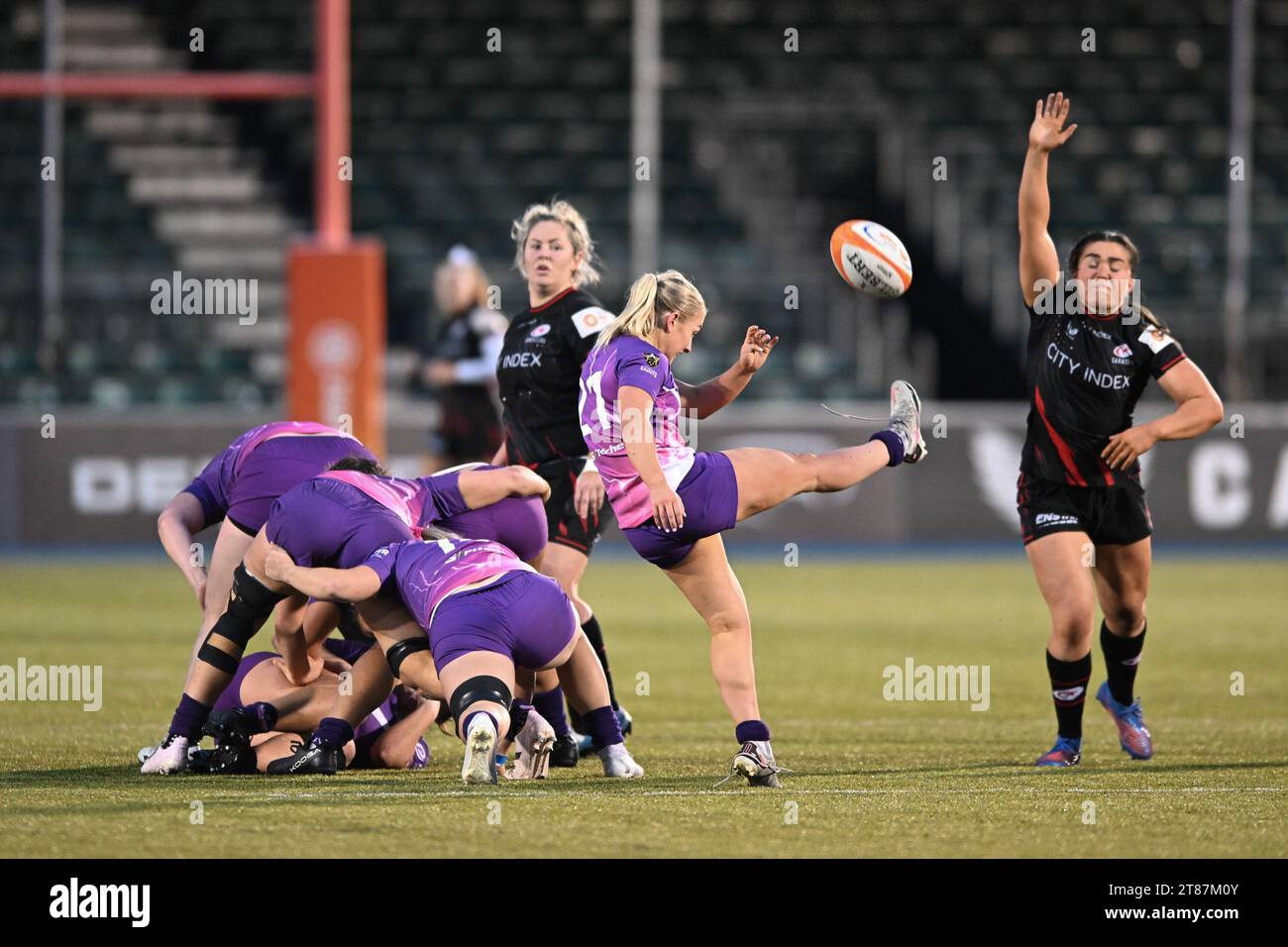 Jess Weaver von Loughborough Lightning tritt während des Spiels der Womens Allianz Premier 15s zwischen Saracens Women und Loughborough Lightining am 18. November 2023 im StoneX Stadium in London auf. Foto von Phil Hutchinson. Nur redaktionelle Verwendung, Lizenz für kommerzielle Nutzung erforderlich. Keine Verwendung bei Wetten, Spielen oder Publikationen eines einzelnen Clubs/einer Liga/eines Spielers. Quelle: UK Sports Pics Ltd/Alamy Live News Stockfoto