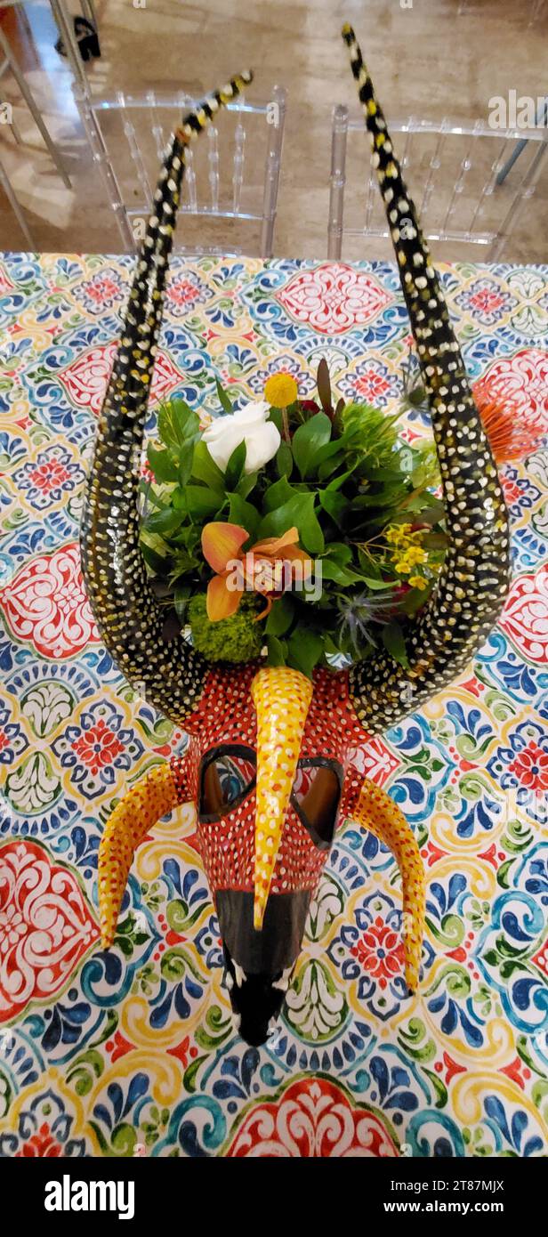 Tischdekoration in Form einer Inselmaske bei einem Dinner-Event in San Juan, Puerto Rico. Stockfoto