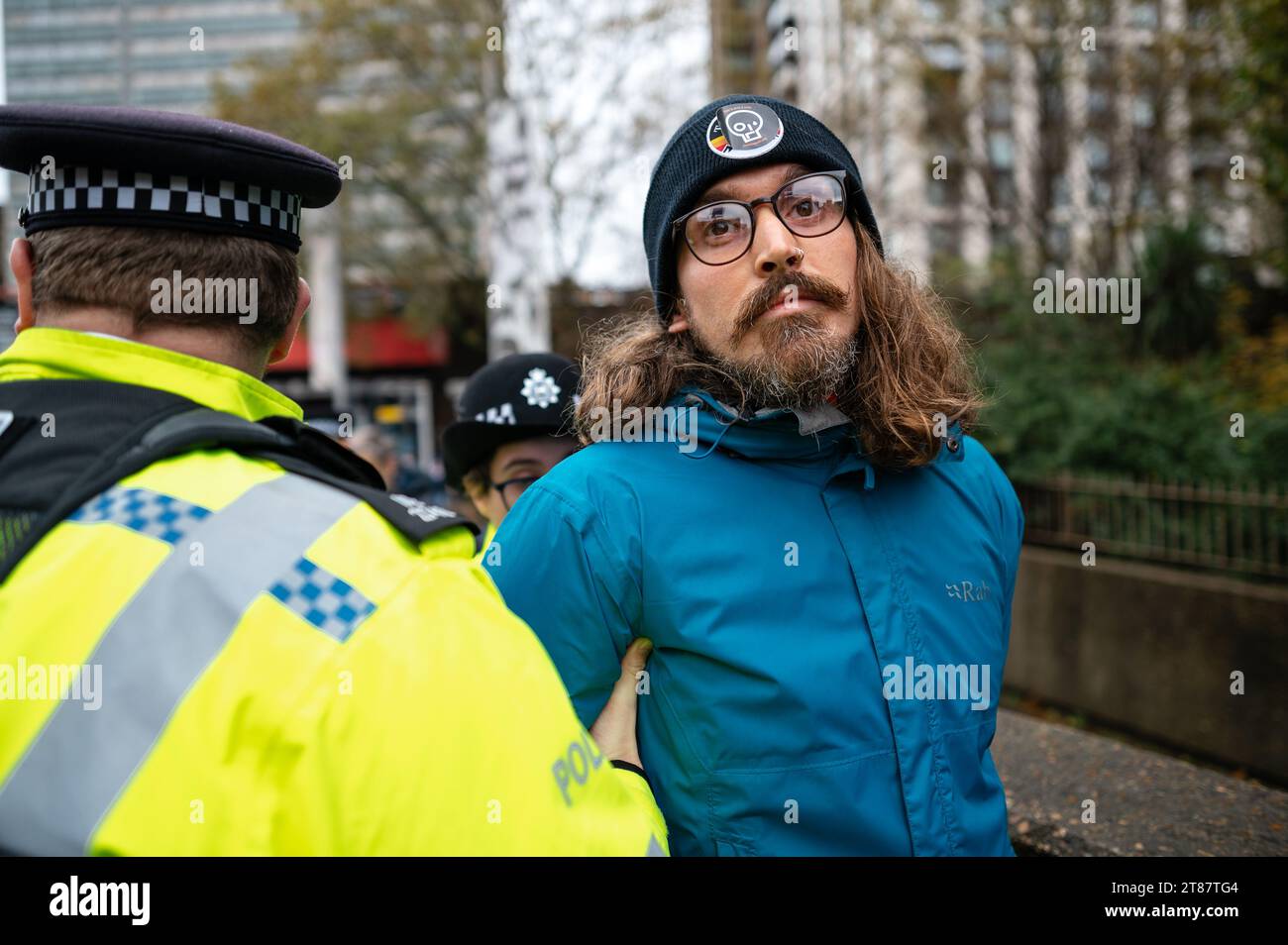 London, Großbritannien. 18. November 2023. Just Stop Oil Aktivisten marschieren in London, um ein Ende der neuen Projekte fossiler Brennstoffe zu fordern. Mehrere werden verhaftet, während sie die Straße blockieren. Anrede: Andrea Domeniconi/Alamy Live News Stockfoto