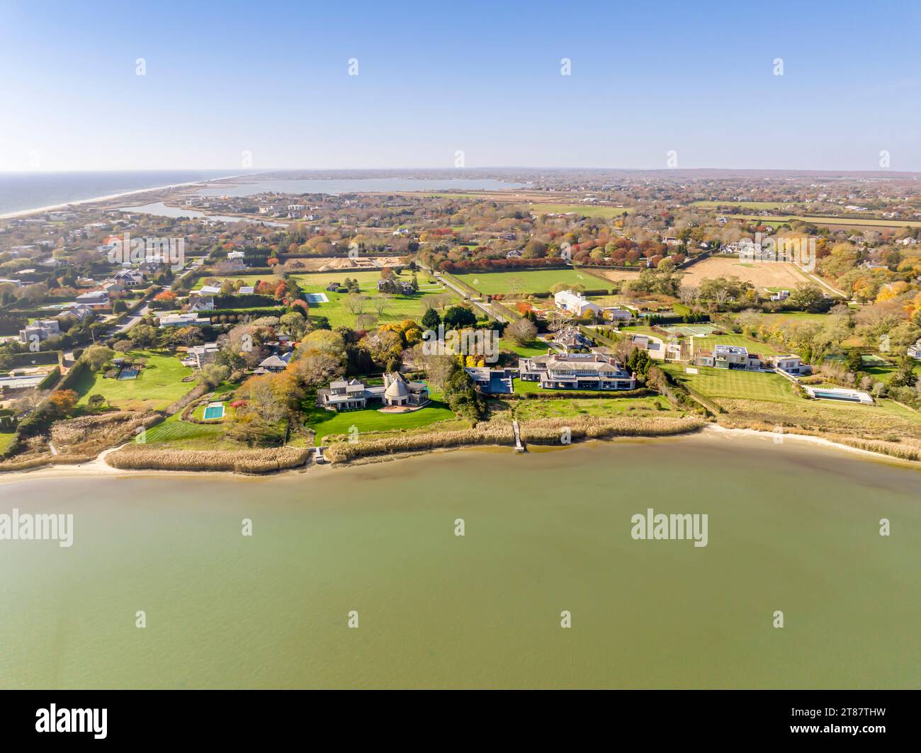 Luftaufnahme von Häusern am Wasser in Sagaponack, ny Stockfoto