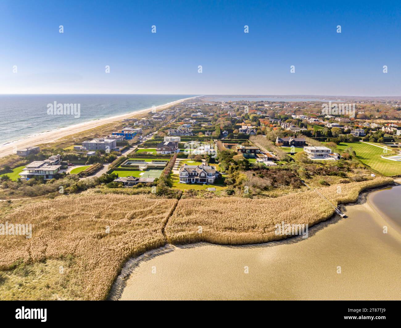 Luftaufnahme der Häuser am Wasser in Sagaponack Stockfoto