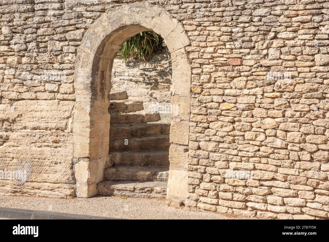 Alte Tür aus Stein mit Freitreppe in Gordes, Frankreich Stockfoto