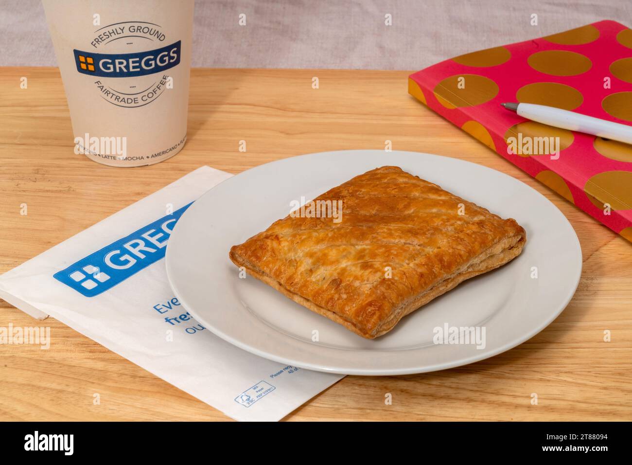 Folkestone, Vereinigtes Königreich - 8. August 2023; Greggs ist eine britische Bäckereikette. Es ist spezialisiert auf herzhafte Produkte wie Gebäck, Wurst und Gebäck Stockfoto