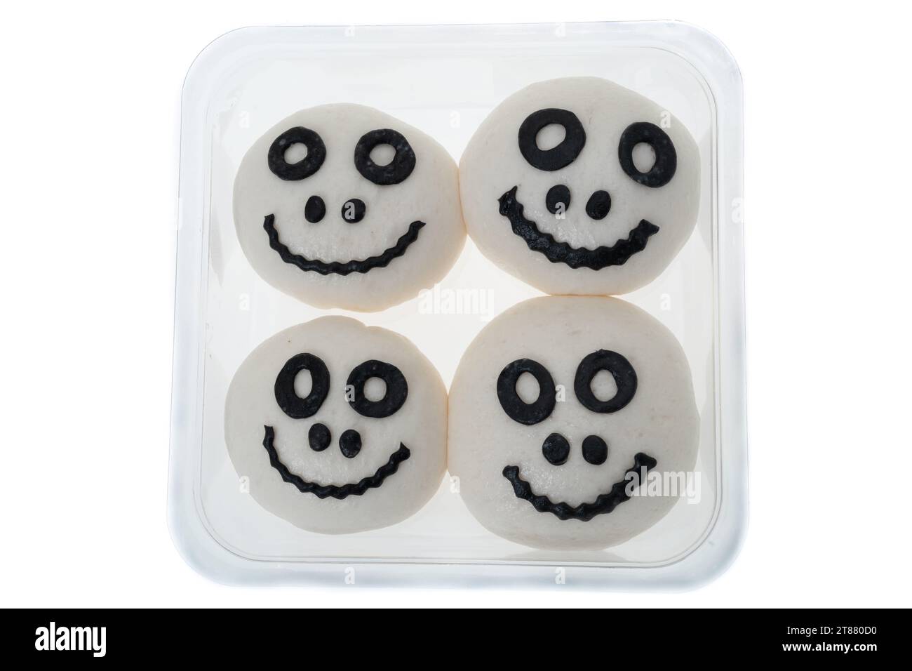Halloween asiatische Bao-Brötchen mit gruseligen Gesichtern in Einzelhandelsverpackung - weißer Hintergrund Stockfoto