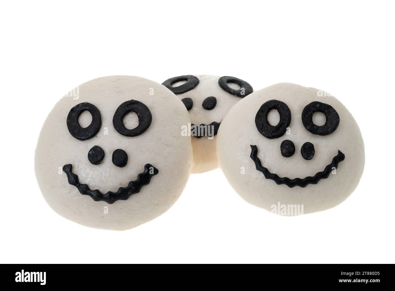 Halloween asiatische Bao-Brötchen mit gruseligen Gesichtern - weißer Hintergrund Stockfoto