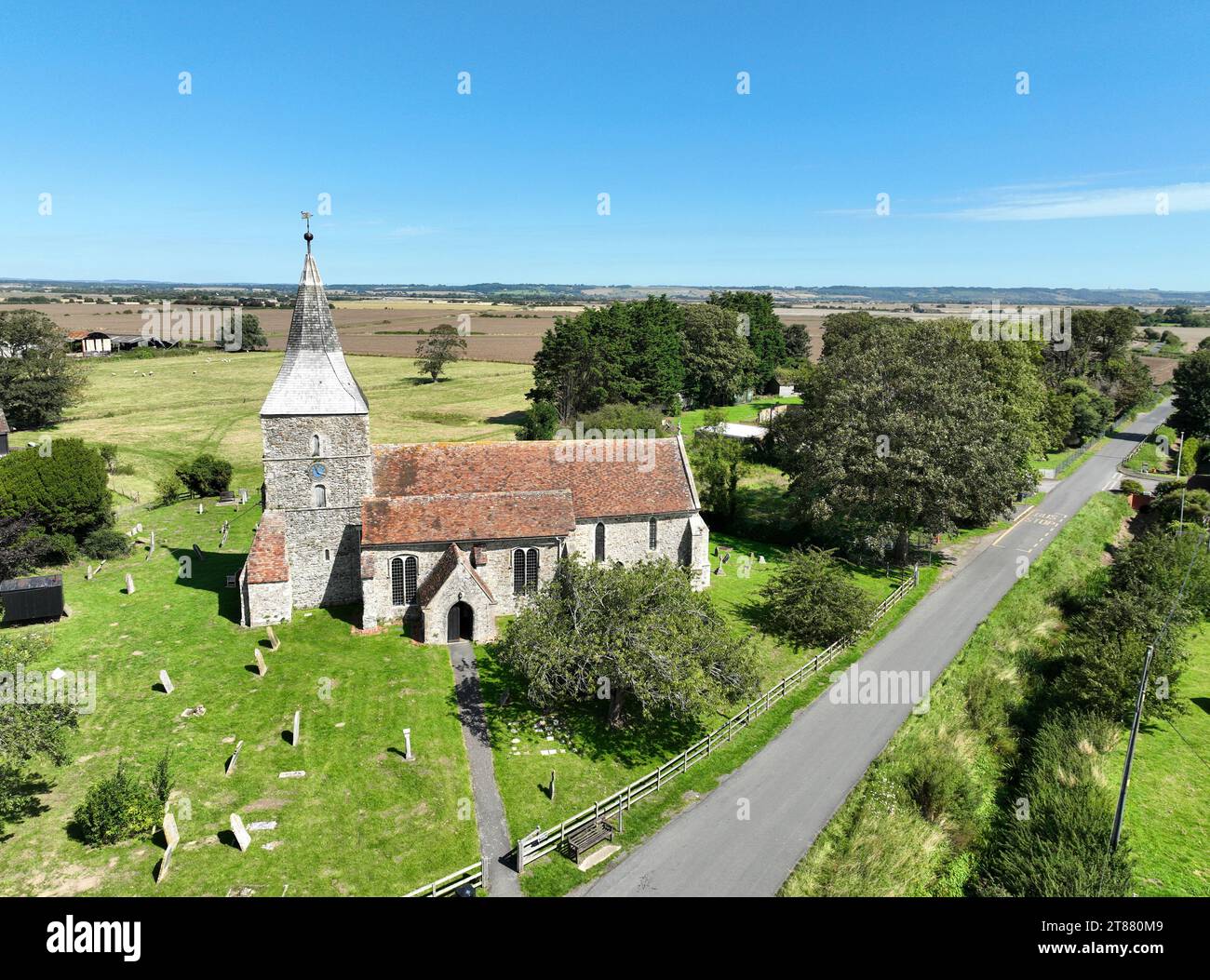 Eine englische Pfarrkirche in ländlicher Umgebung Stockfoto