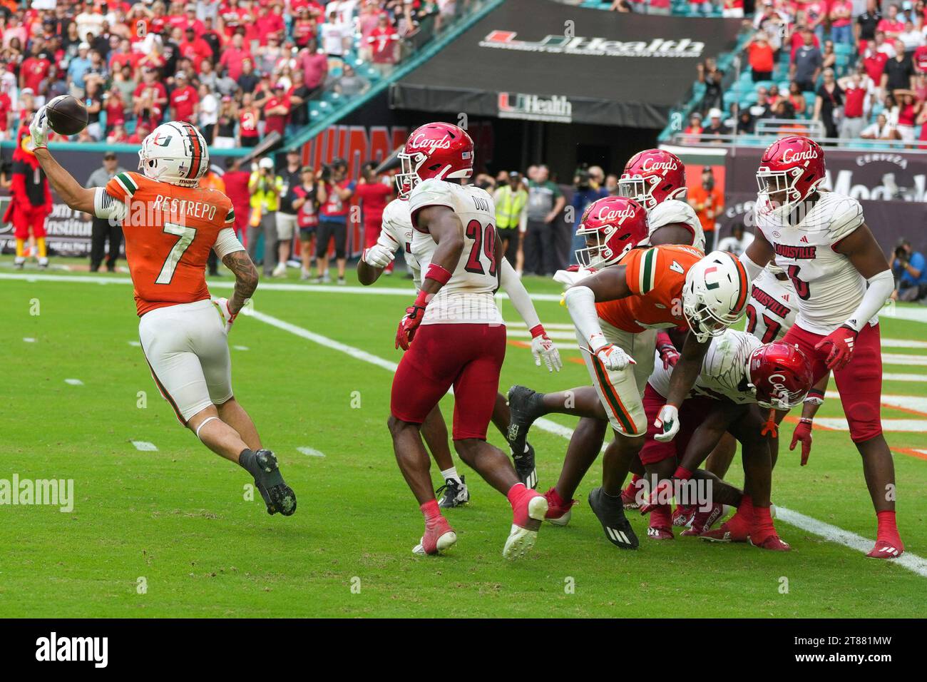 Der Miami Hurricanes Wide Receiver Xavier Restrepo (7) macht einen Empfang nach Ablauf der Zeit während eines NCAA Football ACC-Konferenzspiels zwischen den Louisville Cardinals und Miami Hurricanes im Hard Rock Stadium in Miami Gardens, Florida am 18. November 2023. Die Kardinäle besiegten die Hurrikane 38–31. (Max Siker / Bild von Sport) Stockfoto