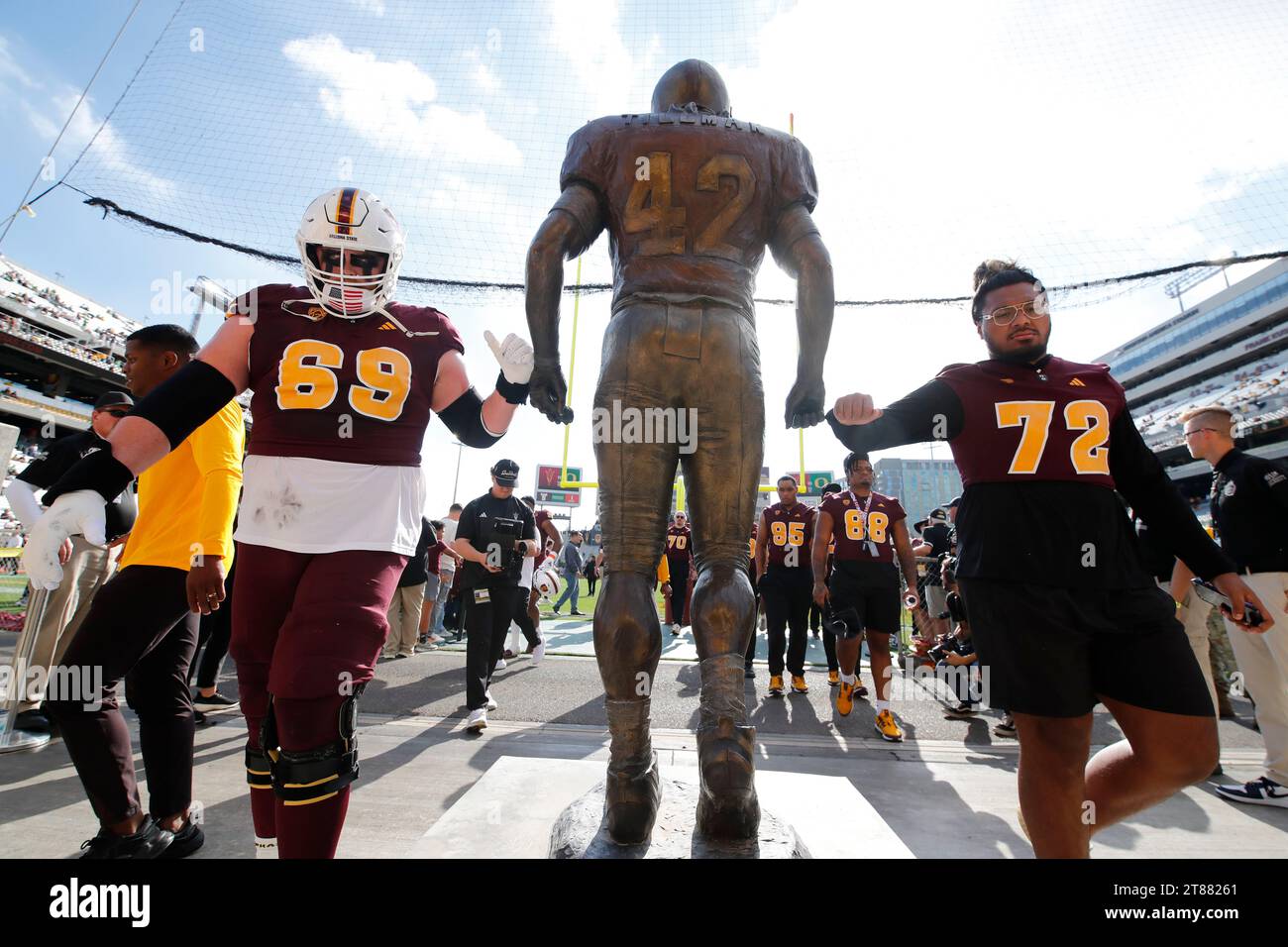 Tempe, Arizona, USA. November 2023. Der Offensive-Lineman Joey Ramos (69) von den Arizona State Sun Devils passiert die Pat Tillman Statue vor dem NCAA-Fußballspiel zwischen Oregon Ducks und der Arizona State University im Mountain America Stadium in Tempe, Arizona. Michael Cazares/CSM/Alamy Live News Stockfoto