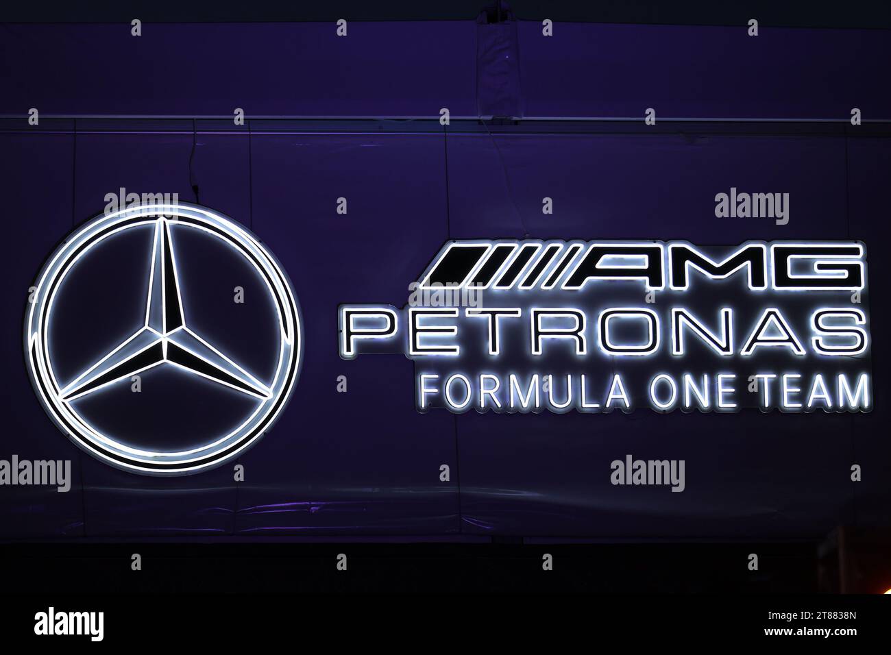 November 2023; Las Vegas, Nevada, USA. F1 Grand Prix der USA, Las Vegas; Qualifying; das Mercedes-Logo im Fahrerlager Stockfoto