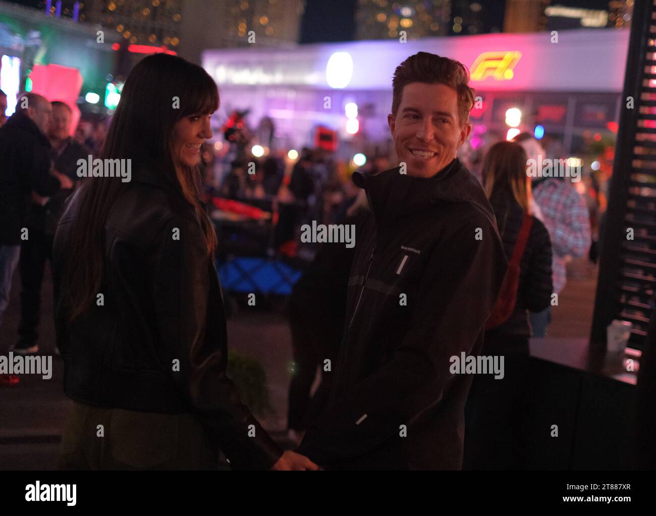 Las Vegas, NV, USA. November 2023. 17. NOVEMBER 2023: Shaun White Profi-Snowboarderin und Freundin Nina Dobrev während der F1-Rennwoche 2023 in Las Vegas, NV. Jason Pohuski/BMR (Credit Image: © Jason Pohuski/BMR via ZUMA Press Wire) NUR REDAKTIONELLE VERWENDUNG! Nicht für kommerzielle ZWECKE! Stockfoto