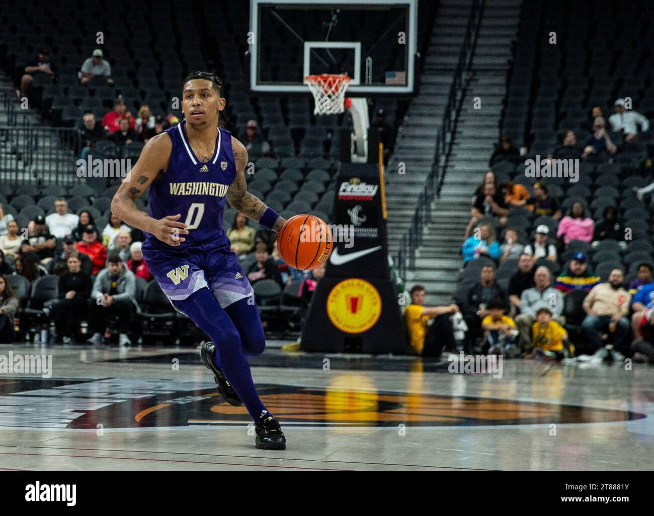 17. November 2023 Las Vegas, NV U.S.A. Washington Guard Koren Johnson (0) will den Ball während des NCAA Men's Basketball Continental Tire Main Event Game 2 zwischen Xavier Musketeers und den Washington Huskies passieren. Washington schlug Xavier 74-71 in der T Mobile Arena Las Vegas, NV. Thurman James/CSM (Bild: © Thurman James/Cal Sport Media) Stockfoto